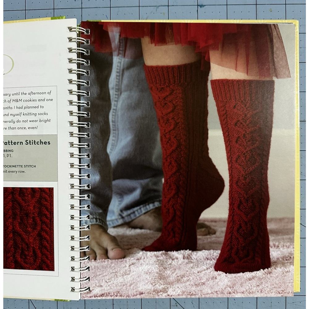 2-At-a-Time Socks : Revealed Inside... the Secret of Knitting Two - Picture 2 of 4